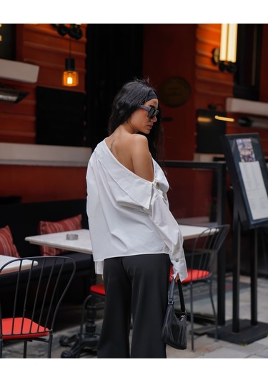 Kadın Madonna Yaka Düğme Detaylı Tek Omuz Gömlek Beyaz