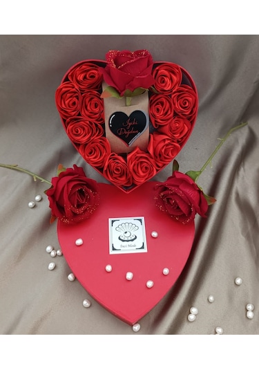 İnci Mode İyiki Doğdun 12+1 Çiçekli Kalpli Kutu Hediyelik Çiçek Kutusu Kırmızı Doğumgünü Hediyesi