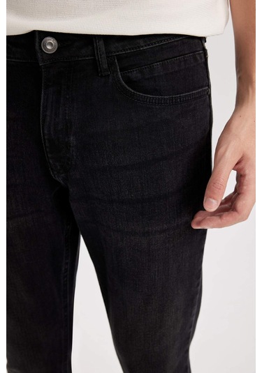 DeFacto Pedro Slim Fit Dar Kalıp Normal Bel Dar Paça Siyah Jean Pantolon R8788AZ24AUNM40 DeFacto Pedro Slim Fit Dar Kalıp Normal Bel Dar Paça Siyah Jean Pantolon R8788AZ24AUNM40