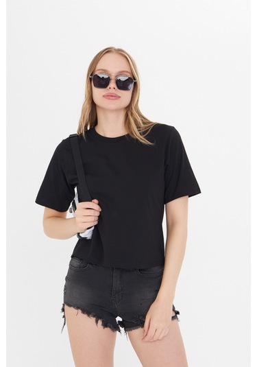 Kadın Siyah Yuvarlak Yaka Regular Fit Normal Kesim T-shirt Tişört SIYAH
