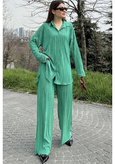 Kadın Yeşil Uzun Tunik Gömlek & Beli Lastikli, Bol Paça Pantolon - Salaş Bürümcük Takım Benetton Kadın Yeşil Uzun Tunik Gömlek & Beli Lastikli, Bol Paça Pantolon - Salaş Bürümcük Takım Benetton