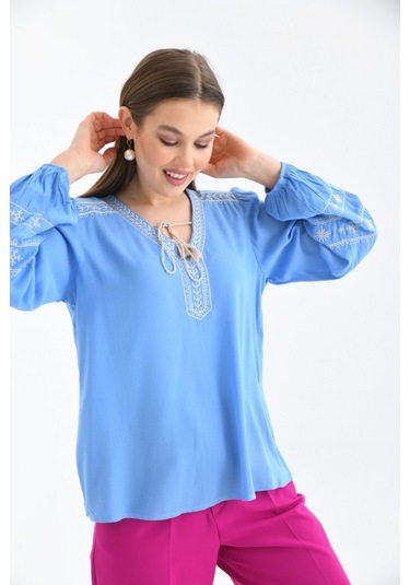 Kadın V Yaka Uzun Kol Nakış Detaylı Rahat Yazlık Bluz Indigo