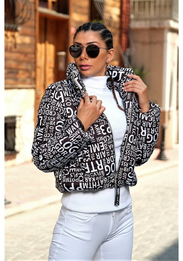 Kadın Siyah Beyaz Yazılı Dik Yaka Kısa Şişme Mont