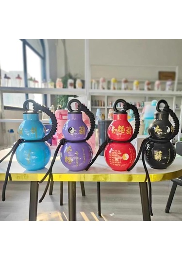 Skycity Siyah Mitoloji Kalebik Şekilli Plastik Matara 800ml - Eldiven Kordon Ve Metal Sticker İle Günlük Kullanım İçin Pratik Su Bardak Çok Renkli