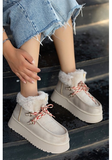 Bağcıklı Kalın Tabanlı Katlanır Yaka Kürklü Kadın Bot Bej