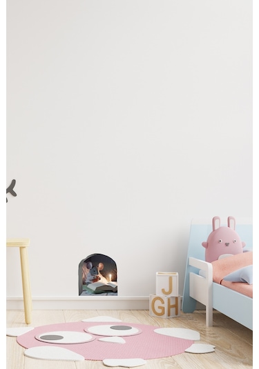 Fare Deliği Sticker Mum Işığında Kitap Okuyan Sevimli Fare