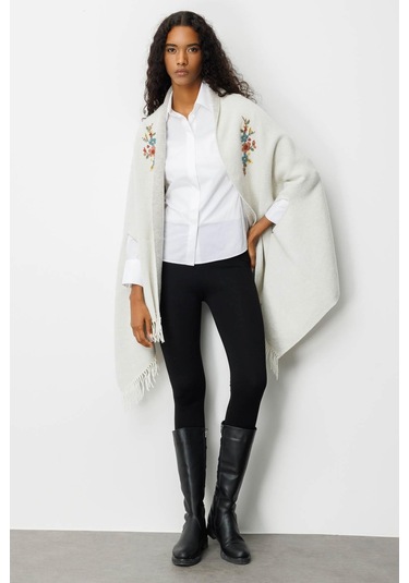 Kadın Yakası İşlemeli Koldan Geçmeli Büyük Yün Panço Kemik Kemik