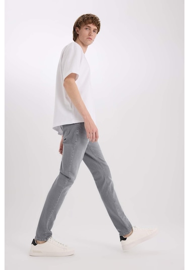 DeFacto Pedro Slim Fit Dar Kalıp Normal Bel Dar Paça Jean Pantolon D9782AX25SPNM18