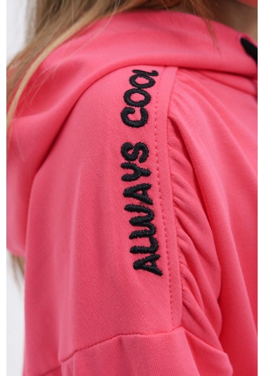 Kız Çocuk Oversize Kapüşonlu Büzgülü Düşük Omuz Nakış Baskılı Yırtmaçlı Sweatshirt - 2 İplik Fuşya