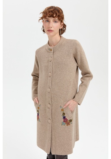 Kadın Dik Yaka Cebi İşlemeli Uzun Yün Kaban K.bej K.bej
