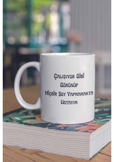 Çalışıyor Gibi Görünüp Hiç Bir Şey Yapmamakta Ustayım Komik Yazılı Kupa Bardak Beyaz