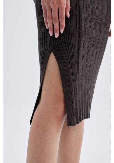 Defacto Coool Slim Fit Dar Kesim Basic Düz Yırtmaçlı Triko Midi Etek A2058AX24AUAR227 Antrasit Defacto Coool Slim Fit Dar Kesim Basic Düz Yırtmaçlı Triko Midi Etek A2058AX24AUAR227 Antrasit