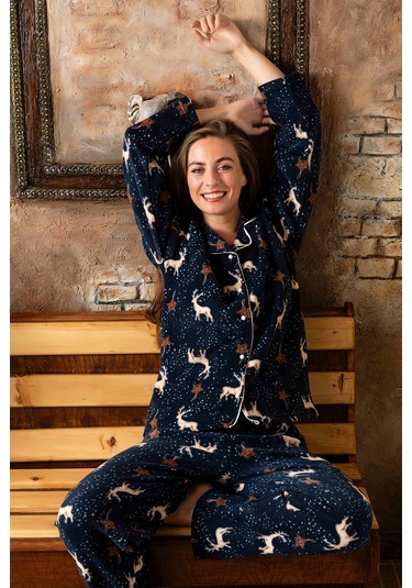 Kışlık Yılbaşı Desenli Kadın Gömlek Polar Pijama Takımı- Geyikli Yılbaşı Pijaması Lacivert