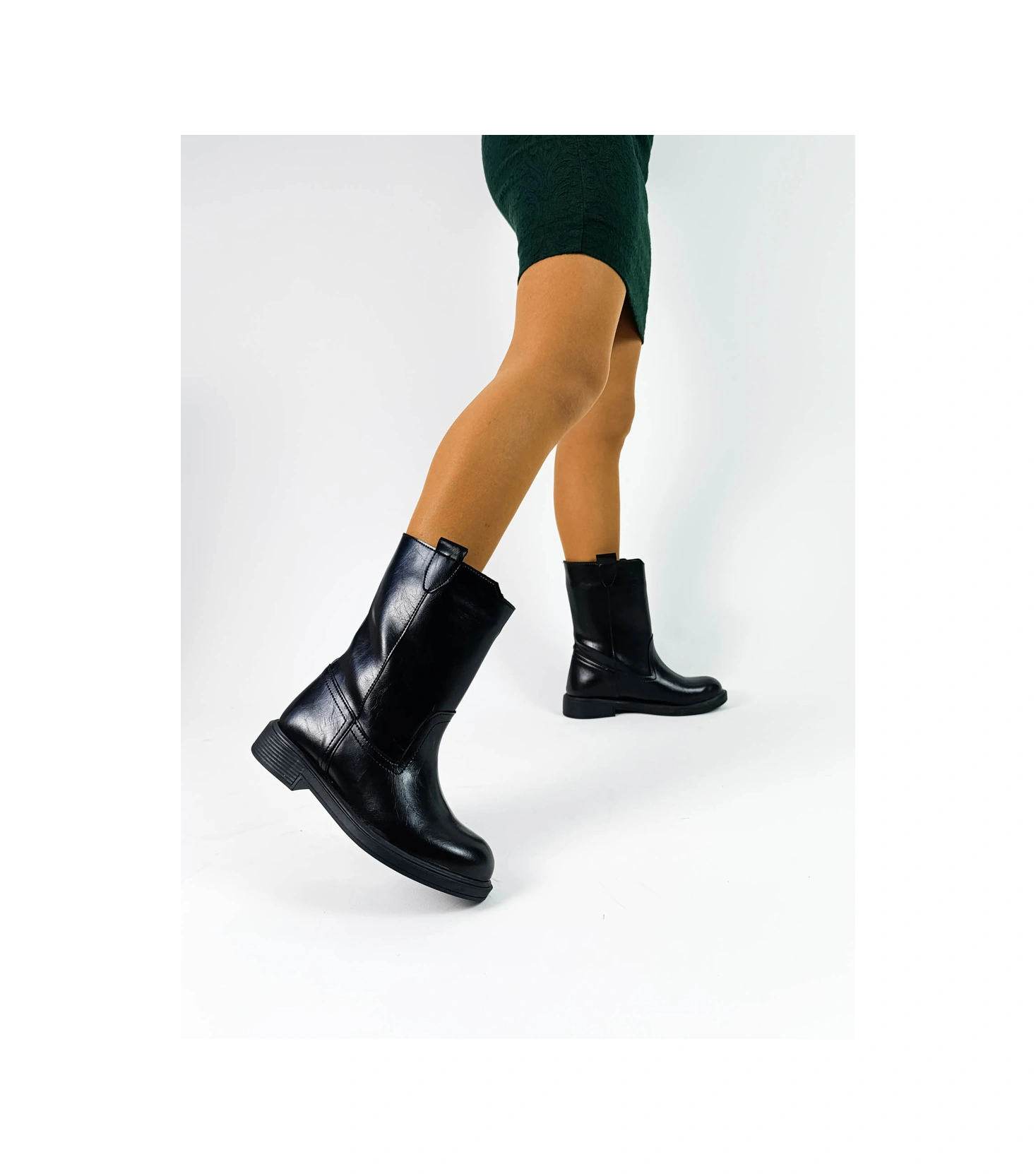 Siyah Renk Fermuarsız Kalın Düz Taban Çekme Kadın Bot Siyah