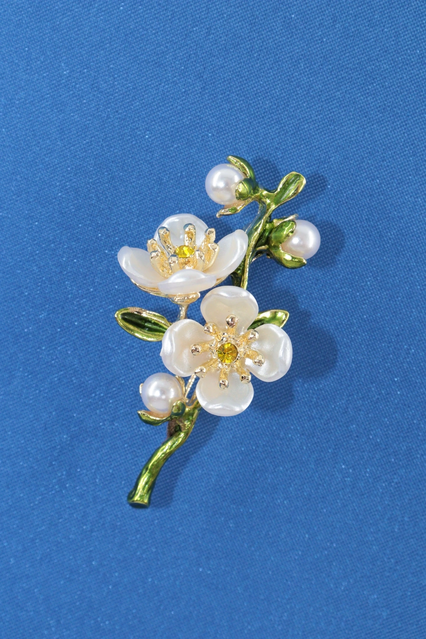 Baharın Uyanışı Erik Çiçeği Broş. Yeşil Dallı İncili Kristal Taşlı Erik Çiçekli Kadın Yaka İğnesi. Beyaz Yeşil