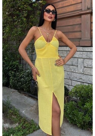 Göğsü Aksesuarlı Önü Yırtmaçlı Elbise 2899 Altın