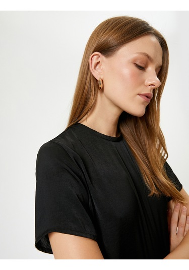 Koton Basic Bluz Aerobin Saten Kumaş Kısa Kollu Bisiklet Yaka Rahat Kalıp Siyah 4sak60078pw Siyah Koton Basic Bluz Aerobin Saten Kumaş Kısa Kollu Bisiklet Yaka Rahat Kalıp Siyah 4sak60078pw Siyah