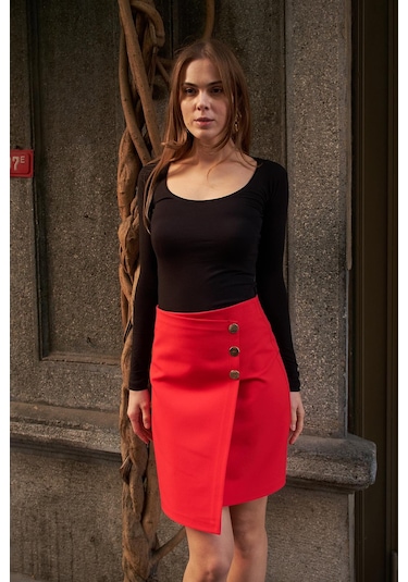 Kadın Arkadan Fermuarlı Düğme Detaylı Hafif Likralı Kumaş Diz Üstü Kalem Etek-kırmızı Kırmızı