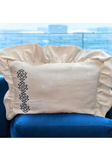Yıkanmış Keten Dikdörtgen Motif Kanaviçe Nakışlı Fırfırlı Kırlent Kılıfı Naturel