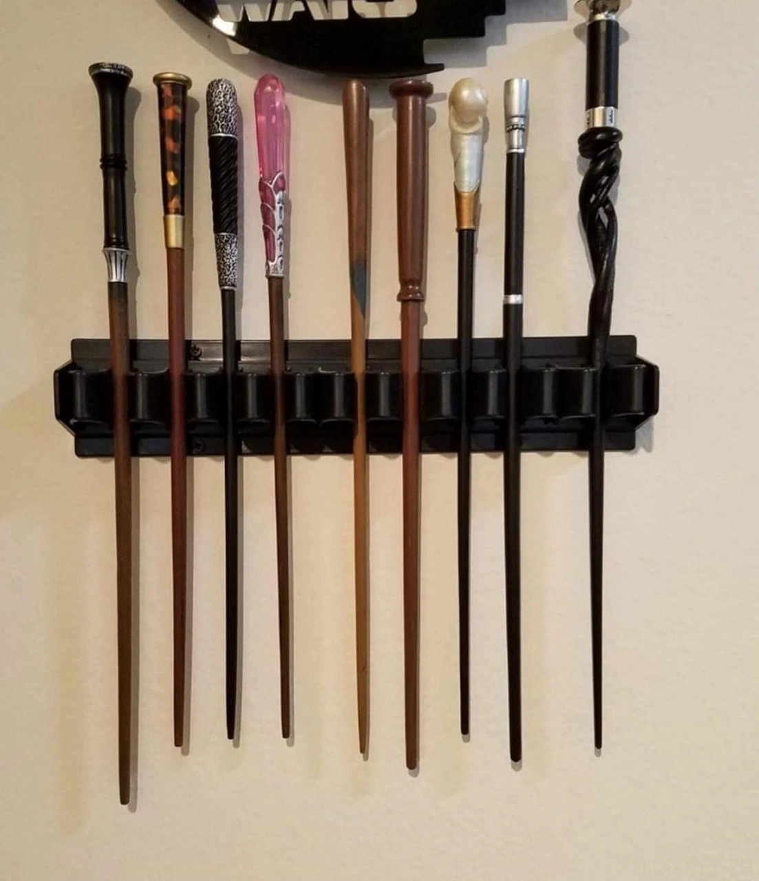 Yaleker Siyah Plastik Büyücülük Asa Serim Rakımı - 10 Adet Asa Tutabilir Koleksiyon Gösterici Montaj Vidalari Dahil Siyah