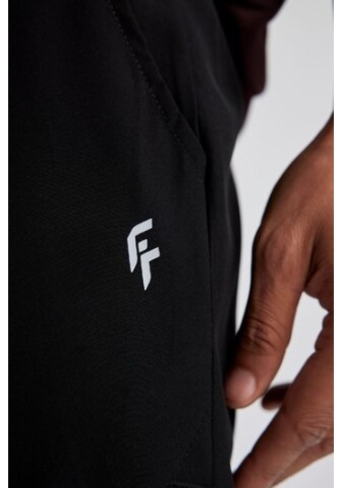 DeFactoFit Slim Fit Dar Kesim Fermuarlı Telefon Cepli Sporcu Taytlı Şort Z2147AZ23AUBK81