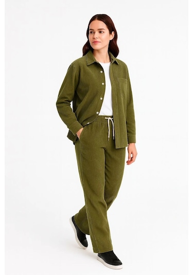 Kadın Kadife Oversize Takım - Gömlek Ve Pantolon İkili Set Füme Corduroy Şıklığı, Rahat Ve Zarif Duruş Yumuşak Dokulu Kadife Kumaş, Düğmeli Gömlek Üst Ve Lastikli Pantolon Alt Parça İle Gün Boyu Konfor- Haki Çok Renkli