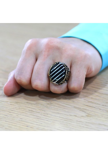 Erzurum Oltu Taşı Üzerine Gümüş Çapraz Şerit İşlemeli Koleksiyonluk 925 Ayar Gümüş Erkek Yüzük Gümüş