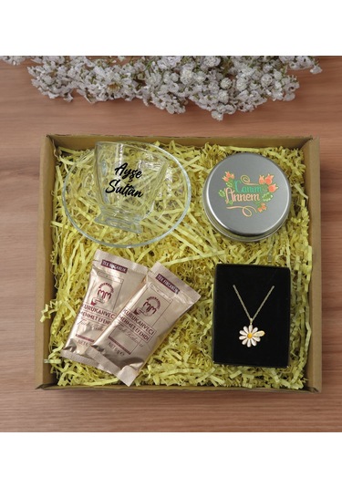Bk Gift Kişiye Özel İsimli Cam Kahve Fincanı & Türk Kahvesi & Papatya Kolye & Gümüş Metal Kutuda Kokulu Mum Hediye Seti-4, Anneye Hediye, Anneler Günü