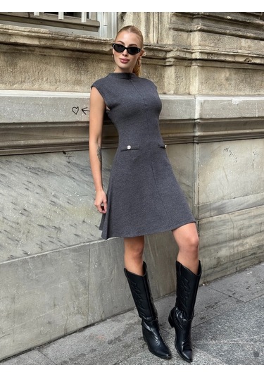 Kadın Dik Yaka Asimetrik Etekli Beli Tokalı Kolsuz Şık Tasarım Elbise Gri