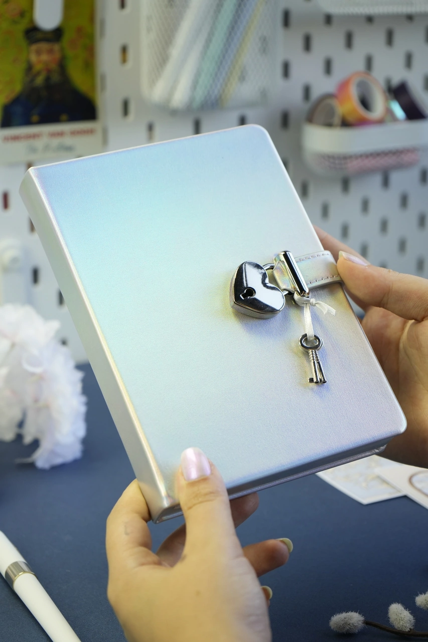 Kilitli Günlük,defter-metalik- Kutulu 13x18 Cm. Hush Hush Gümüş