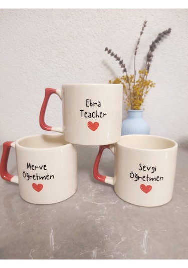 Kişiye Özel Öğretmenler Günü Kupası - Öğretmenime Hediye Kupa Bardak - İsimli Kalpli Tasarım Kırmızı