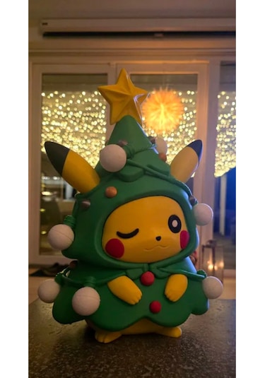 Yılbaşı Temalı Pikachu Figürü Çam Ağaç Kostümlü Dekoratif Noel Biblosu 33cm
