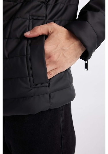 DeFacto Su İtici Slim Fit Suni Deri Mont Dar Kesim Dik Yaka Fermuarlı Cepli B3568AX24SPBK27
