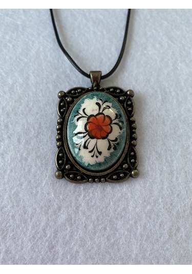 Iznik Çini Çiçek Figürlü Deri Ipli Kolye Model 4 Beyaz