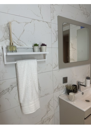 Defne Banyo Ahşap Raflı Beyaz Metal Havlu, Şal Askılık Beyaz Raf Beyaz