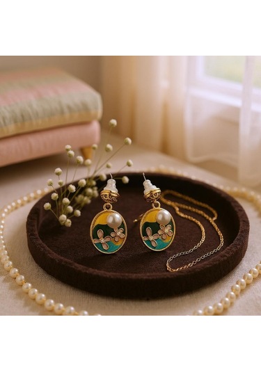 Çiçek Motifli İncili Küpe Çok Renkli