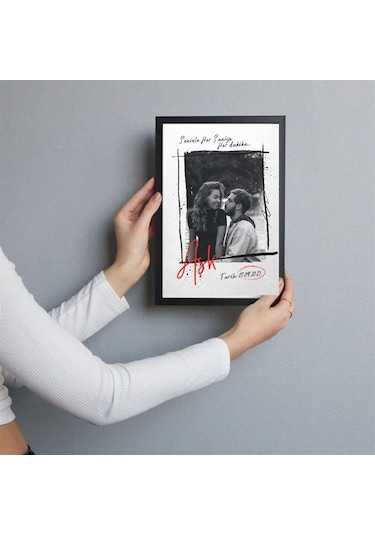 Kişiye Özel Resimli Seninle Hersaniye Aşk Tasarımlı Yapışkanlı Sök Tak Çerçeve 20 X 30
