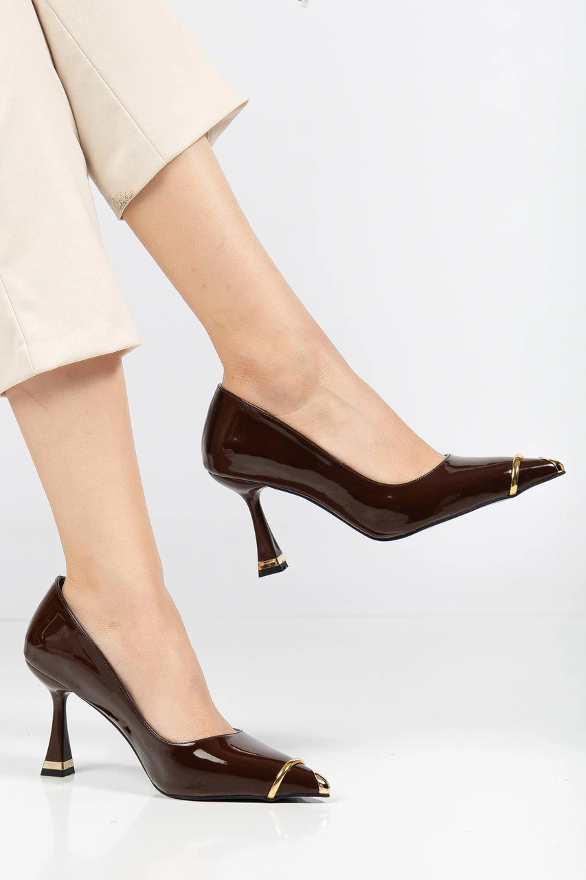 Suins Clove Model Kadın Topuklu Burnu Metal Detaylı Stiletto Ayakkabı Kahve