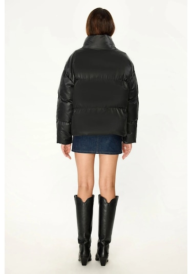 İçi Astarlı Su Ve Rüzgar Geçirmez Cepli Dik Yaka Kadın Mont Parlak Siyah