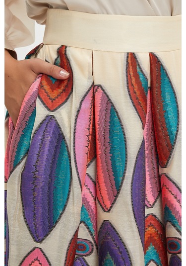 Kadın Desenli Midi Boy Etek - Canlı Renkli İşlemelerle Özel Gün Ve Günlük Kombinler İçin Şık Tasarım Bej