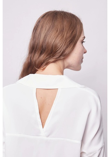 Likrasız Şık Kumaş Yakalı Sırt Dekolteli Uzun Kol Apoletli Gömlek-krem Krem