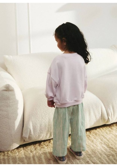 Kız Çocuk Kabartma Aplike Baskı Detaylı Sweatshirt Yeşil Beyaz Çizgili Jogger Alt Üst Takım Çok Renkli Kız Çocuk Kabartma Aplike Baskı Detaylı Sweatshirt Yeşil Beyaz Çizgili Jogger Alt Üst Takım Çok Renkli