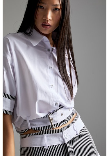 Itsbasic Kadın Beyaz Renk Oversize Kemer Detaylı Önü Düğmeli Crop Top Kumaş Gömlek