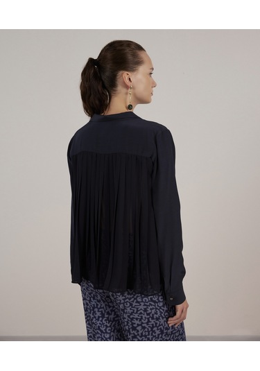 Yargıcı Arka Detaylı Bluz Lacivert