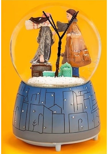 Kış Kar Temalı Sevgiliye Arkadaşa Özel Hediye Aşıklar Müzikli Ve Işıklı Kar Küresi Orta Boy 12 Cm