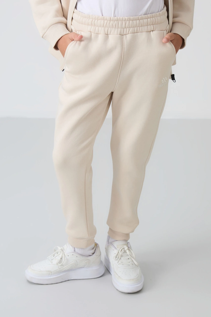 Bej Pamuklu Kalın İçi Tüylü Yumuşak Dokulu Standart Fit Nakışlı Erkek Çocuk Eşofman Takım - 11256 Bej Bej Pamuklu Kalın İçi Tüylü Yumuşak Dokulu Standart Fit Nakışlı Erkek Çocuk Eşofman Takım - 11256 Bej