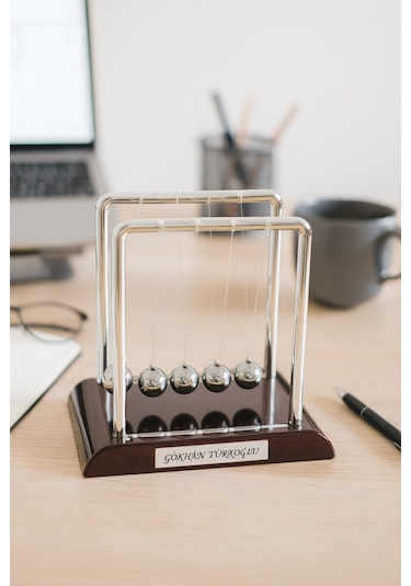 İsim Yazılı Kişiye Özel Newton Sarkaçı Metal Denge Topu Masaüstü Ofis Şık Dekoratif Hediye Büyük Boy