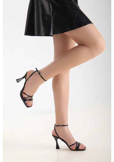 Beyaz Shoes İnce Biyeli Topuklu Kadın Ayakkabı Siyah Siyah