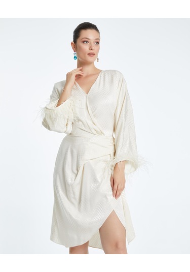 Saten Dokulu Tüy Detaylı Kruvaze Elbise Kuşaklı Ve Drapeli Özel Tasarım Ekru