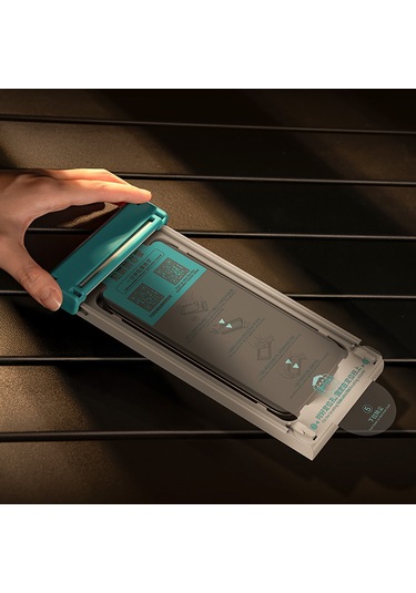 İphone 17 Pro Max Uyumlu Benks Glass Warrior 2.0 Ar-ezfita Ekran Koruyucu Uygulama Aparatlı Şeffaf